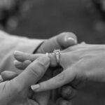 Photo de couple de mariés par Cindy Photografilles, photographe dans l’Ain