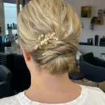 Détail de coiffure de mariée avec accessoires par Félindra Vilpont Coiffure